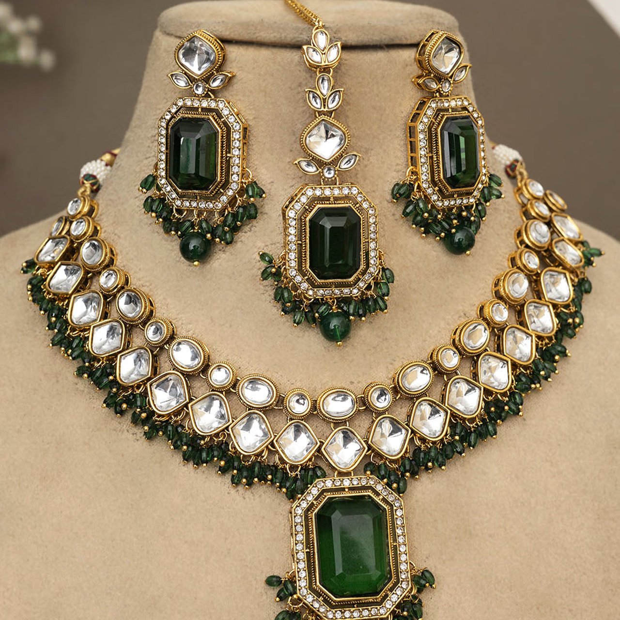 Kumud Necklace Set
